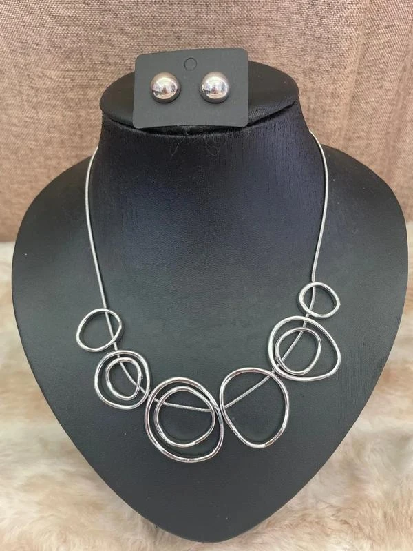 Ensemble de bijoux collier et boucles d’oreille abstrait